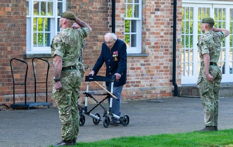 Как 99-летний англичанин планировал собрать 1000 фунтов для помощи врачам, а собрал 29 миллионов