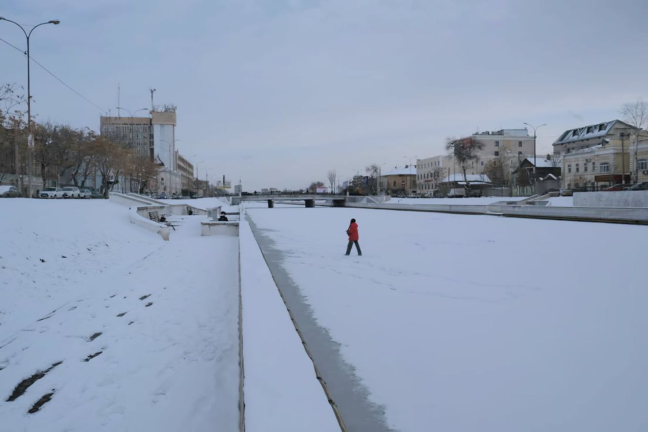 В Астрахани ребенок провалился под лед на реке Кутум