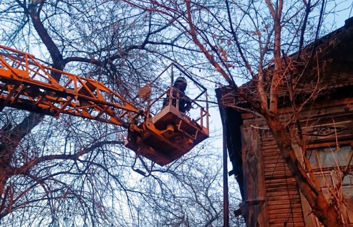 В Астрахани спасатели сняли опасно свисающий карниз