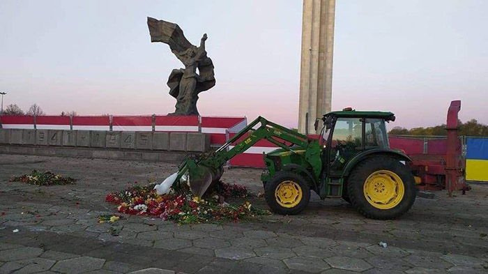 В Риге трактором сгребли все цветы, возложенные жителями к памятнику Освободителям