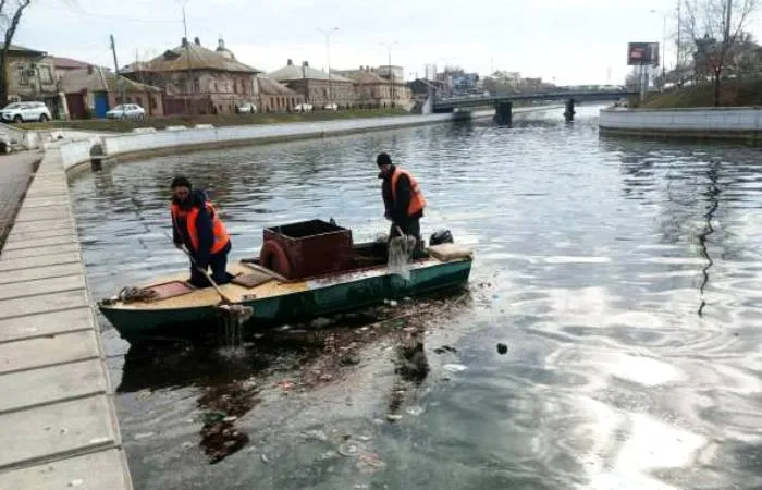 За несколько дней городские каналы Астрахани очистили от 20 кубометров мусора